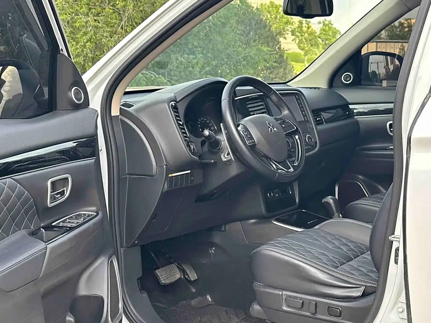 Outlander 2021 2.4L AWD Dynamic Edition 5-seater — миниатюра 4