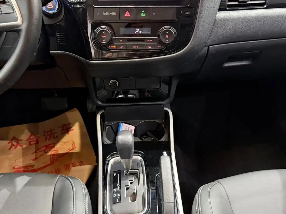 Outlander 2021 Facelift 2.0L 2WD Comfortline 5-Seater — миниатюра 12