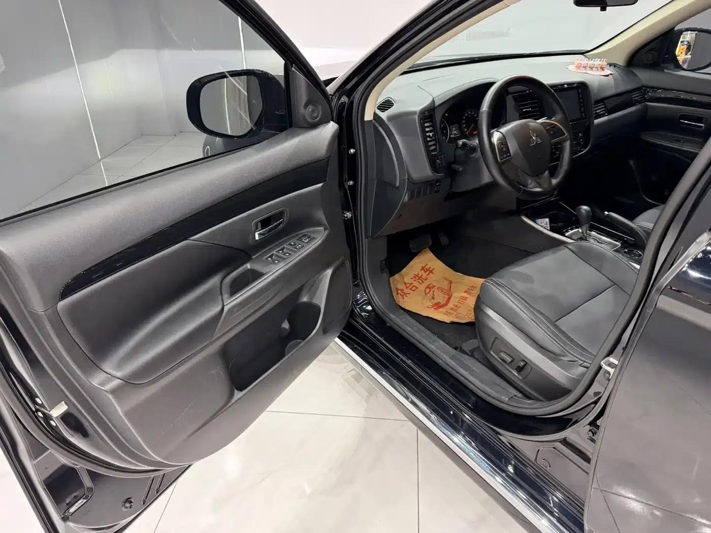 Outlander 2021 Facelift 2.0L 2WD Comfortline 5-Seater — миниатюра 7
