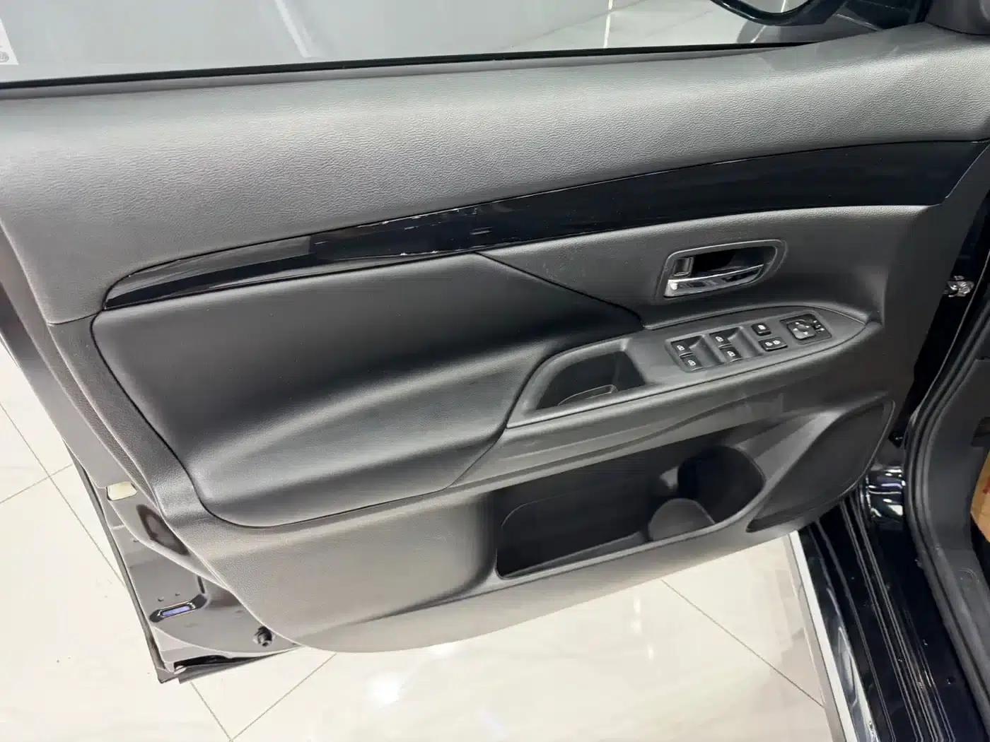 Outlander 2021 Facelift 2.0L 2WD Comfortline 5-Seater — миниатюра 8