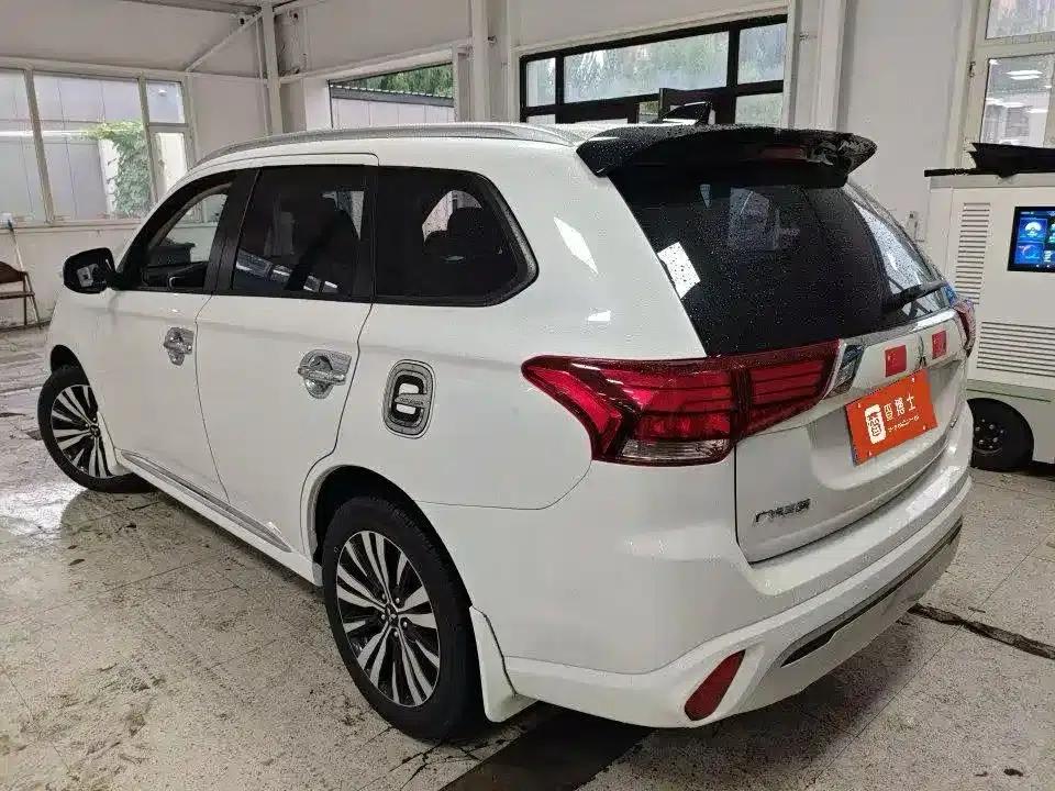 Outlander 2021 Facelift 2.0L 2WD Enjoy Edition 7-Seater — миниатюра 6