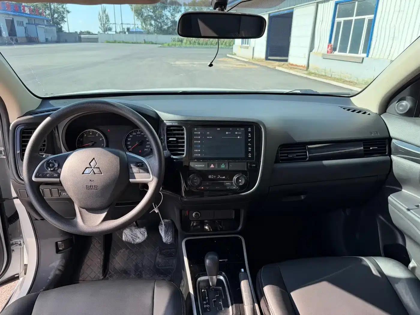 Outlander 2021 Facelift 2.0L 2WD Comfortline 5-Seater — миниатюра 15