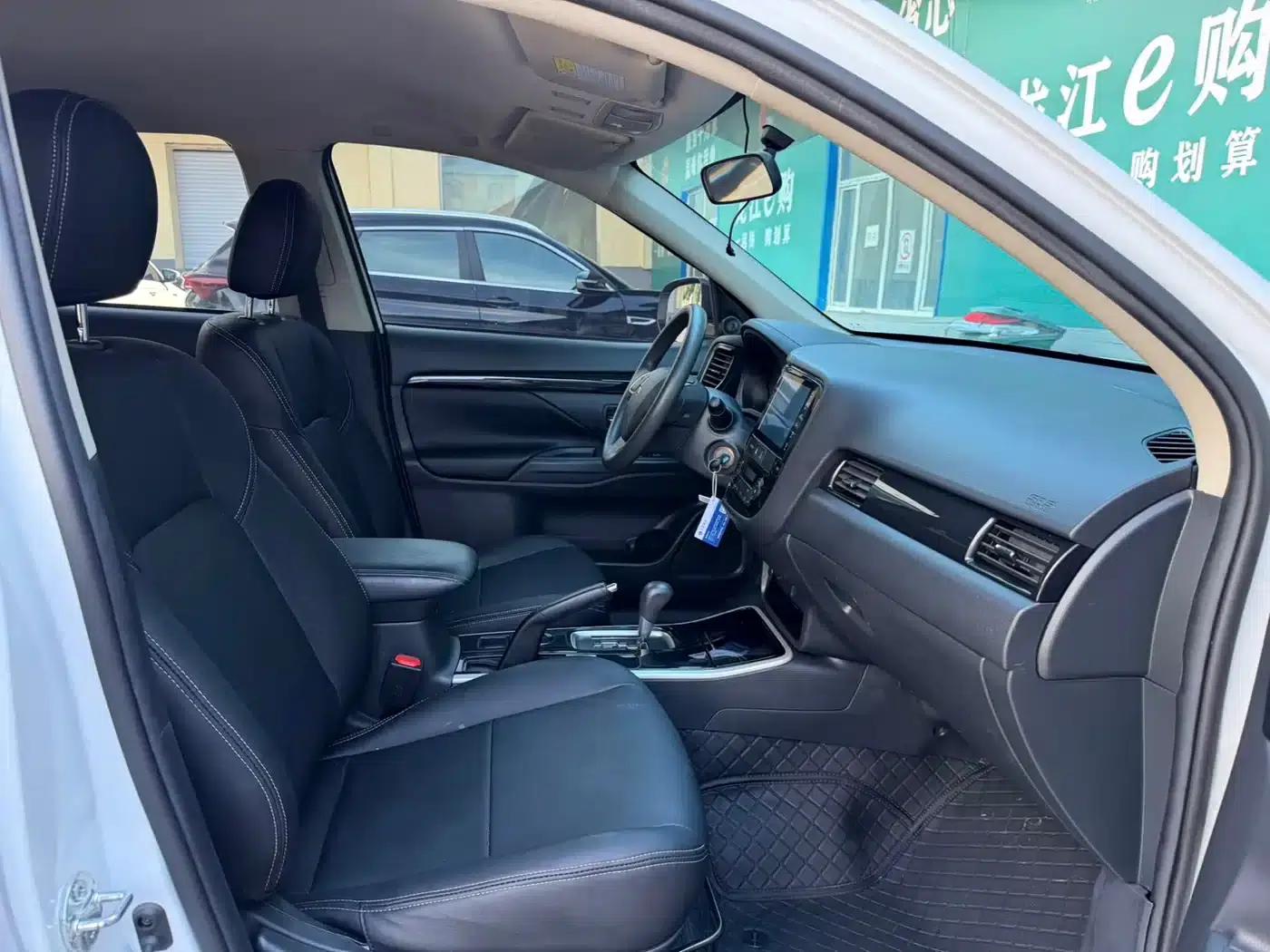 Outlander 2021 Facelift 2.0L 2WD Comfortline 5-Seater — миниатюра 9