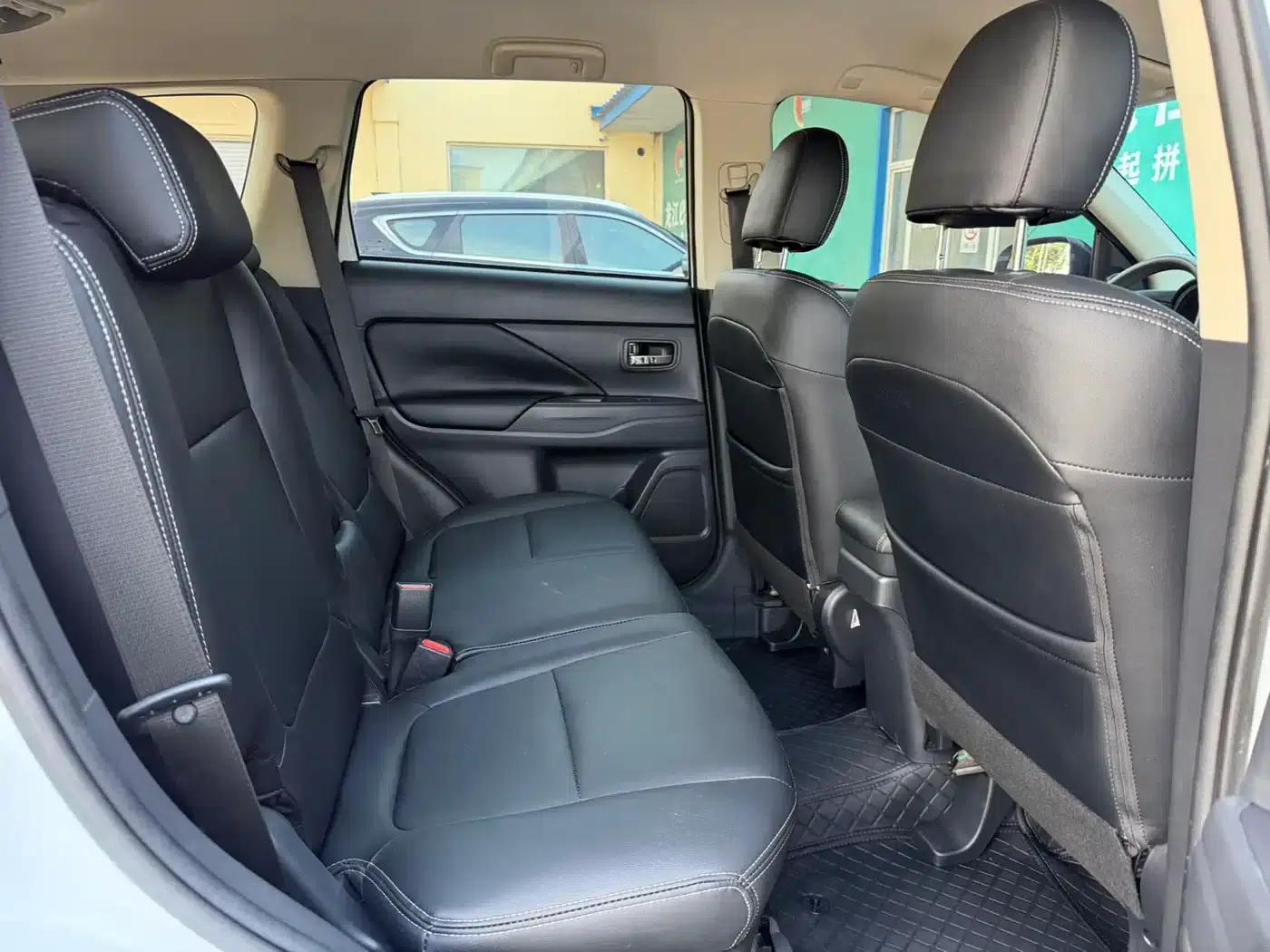 Outlander 2021 Facelift 2.0L 2WD Comfortline 5-Seater — миниатюра 10