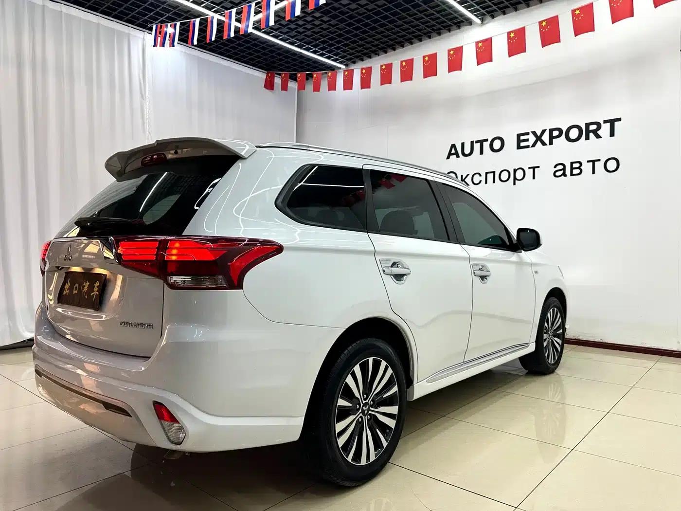 Outlander 2021 2.0L 2WD Comfortline 5-seater — миниатюра 4