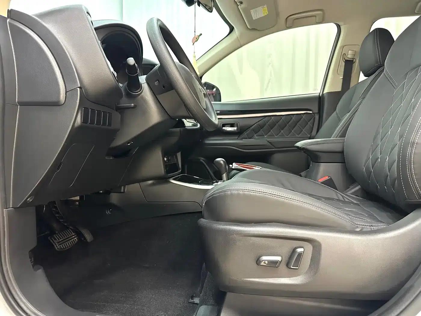 Outlander 2021 2.0L 2WD Comfortline 5-seater — миниатюра 7