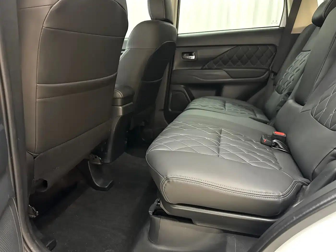 Outlander 2021 2.0L 2WD Comfortline 5-seater — миниатюра 8
