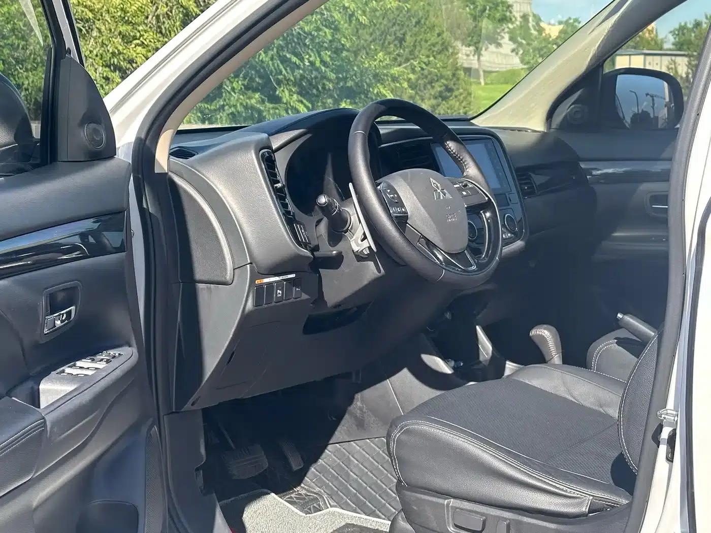 Outlander 2018 2.4L 4WD Elite Edition 5-seater — миниатюра 4