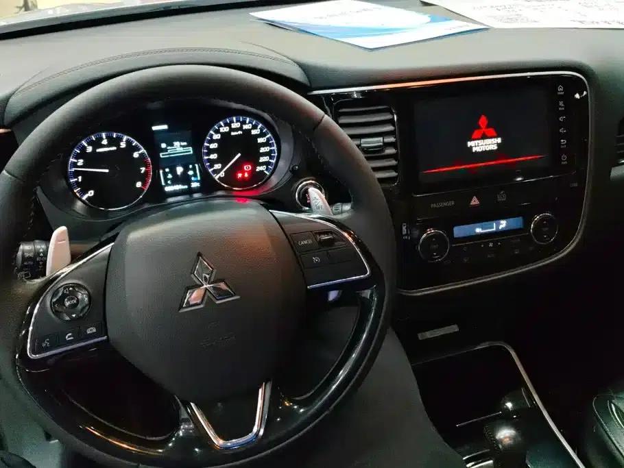 Outlander 2020 2.4L 4WD Luxury Edition 5-seater — миниатюра 12