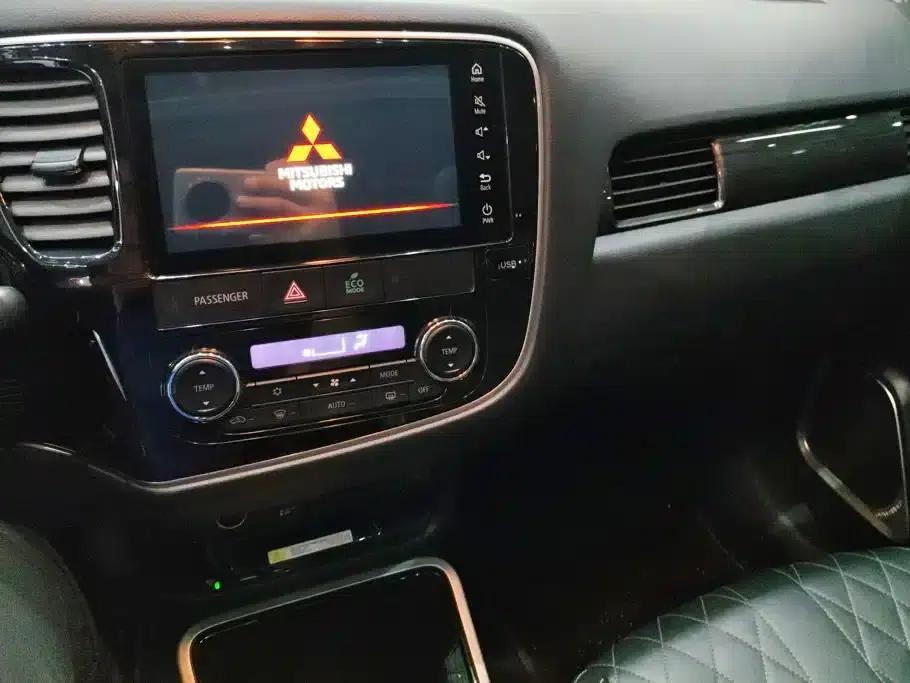 Outlander 2020 2.4L 4WD Luxury Edition 5-seater — миниатюра 13