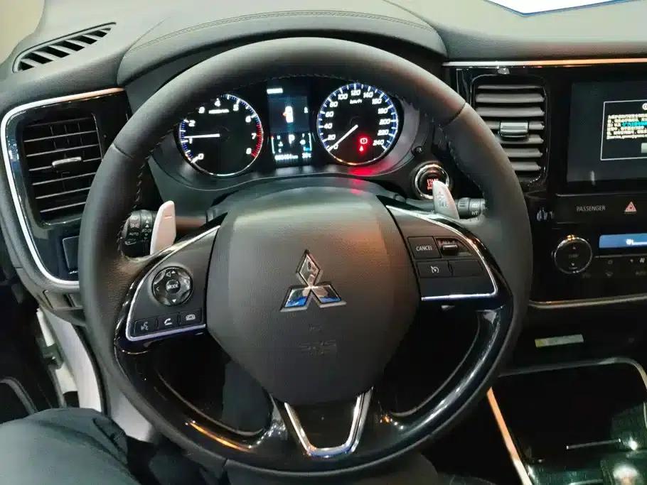 Outlander 2020 2.4L 4WD Luxury Edition 5-seater — миниатюра 15
