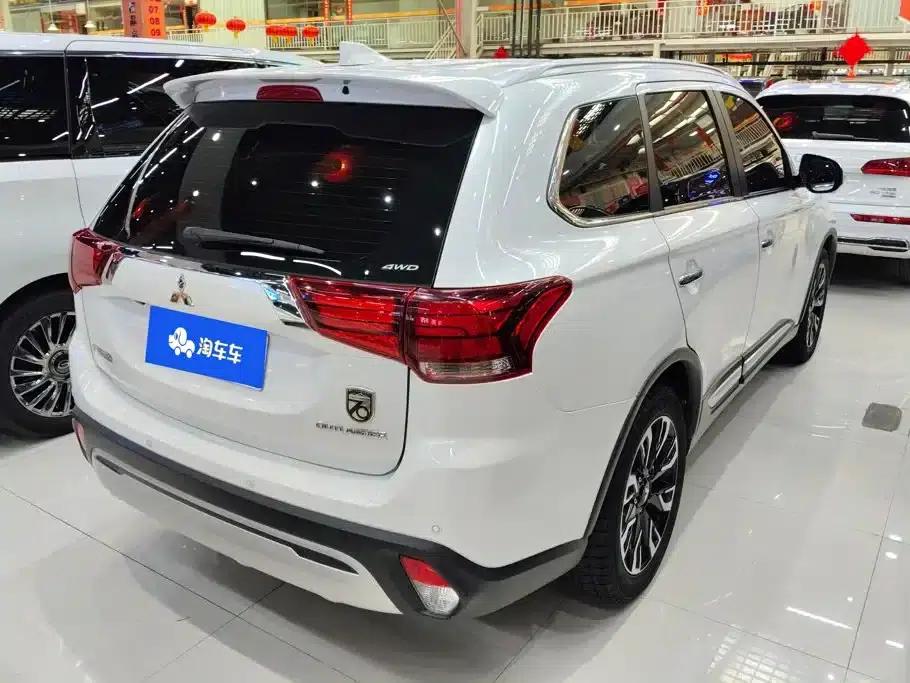Outlander 2020 2.4L 4WD Luxury Edition 5-seater — миниатюра 3
