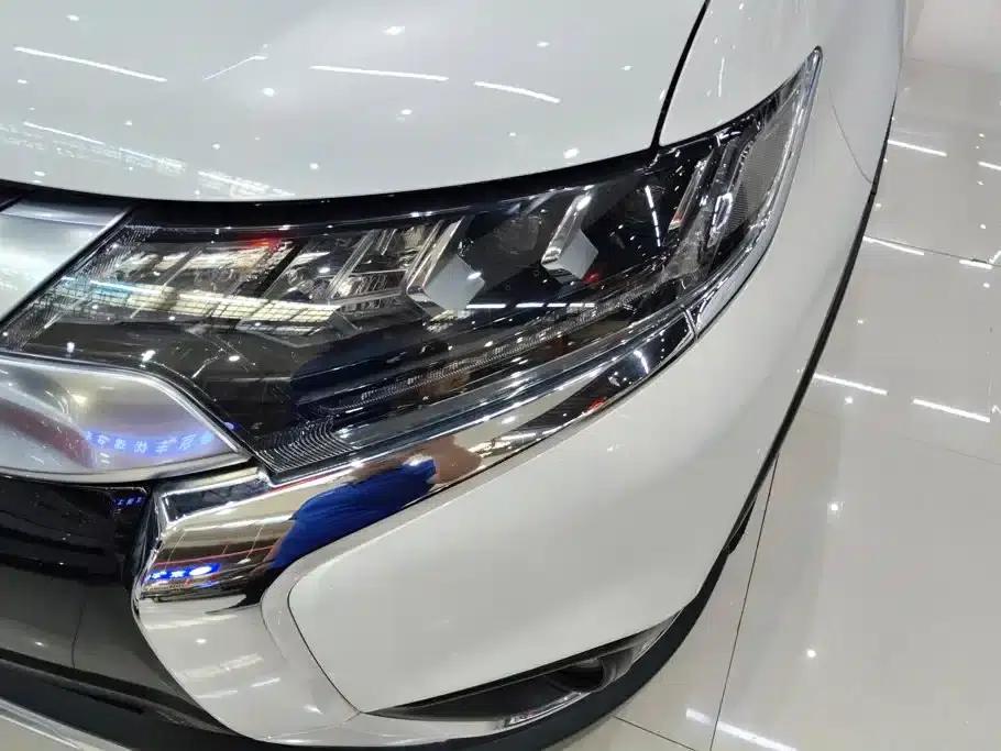 Outlander 2020 2.4L 4WD Luxury Edition 5-seater — миниатюра 5