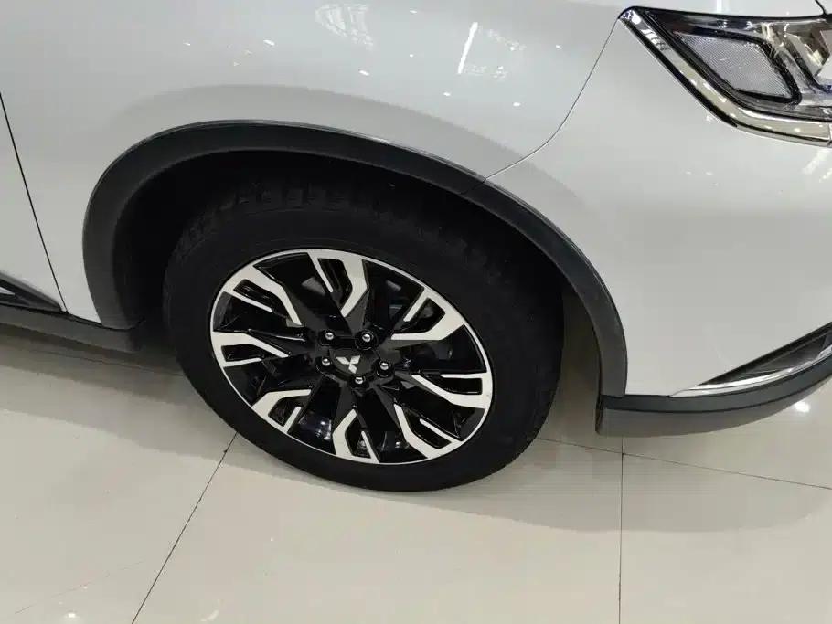 Outlander 2020 2.4L 4WD Luxury Edition 5-seater — миниатюра 6