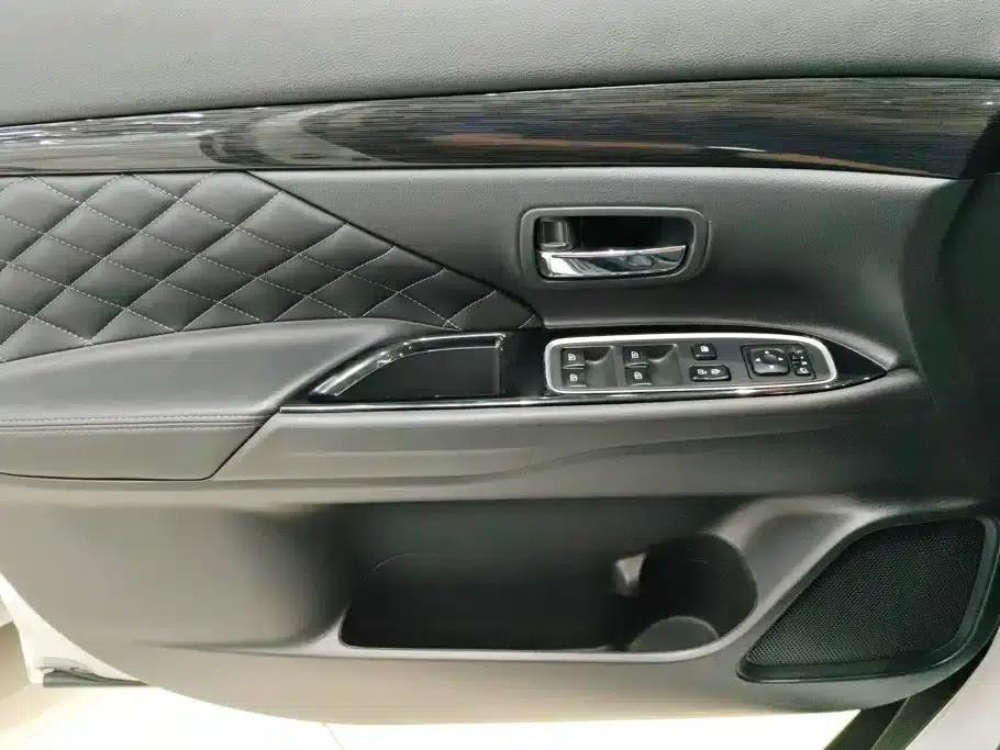 Outlander 2020 2.4L 4WD Luxury Edition 5-seater — миниатюра 7