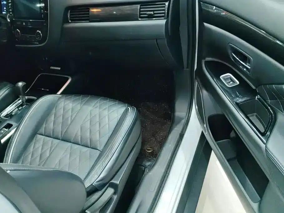 Outlander 2020 2.4L 4WD Luxury Edition 5-seater — миниатюра 8