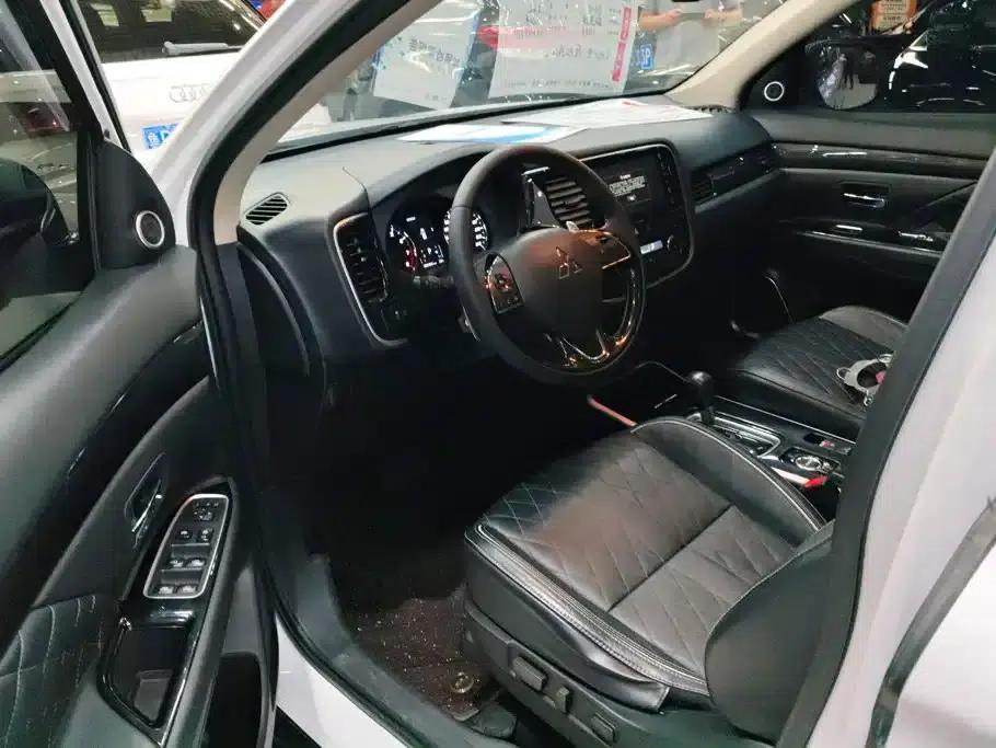 Outlander 2020 2.4L 4WD Luxury Edition 5-seater — миниатюра 9