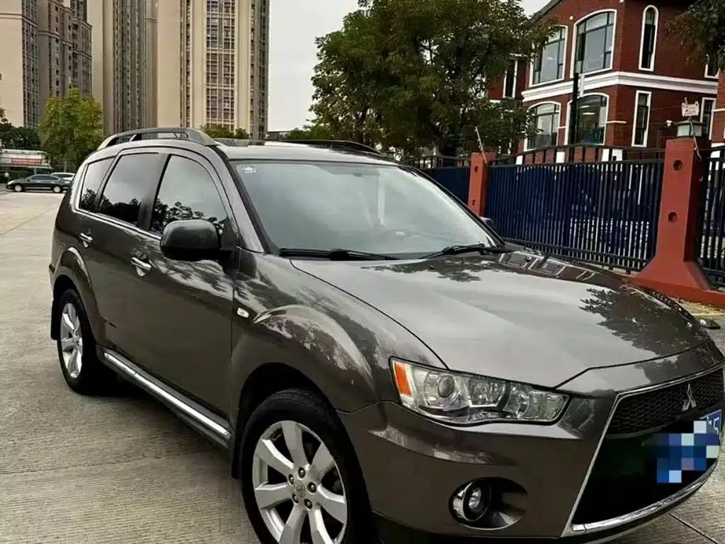 Outlander (Imported) 2012 Model 2.4 Fashion Navigation Edition — миниатюра 3