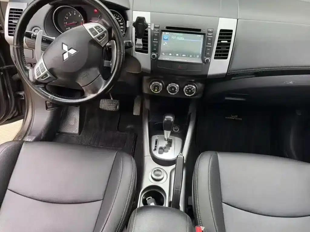 Outlander (Imported) 2012 Model 2.4 Fashion Navigation Edition — миниатюра 5