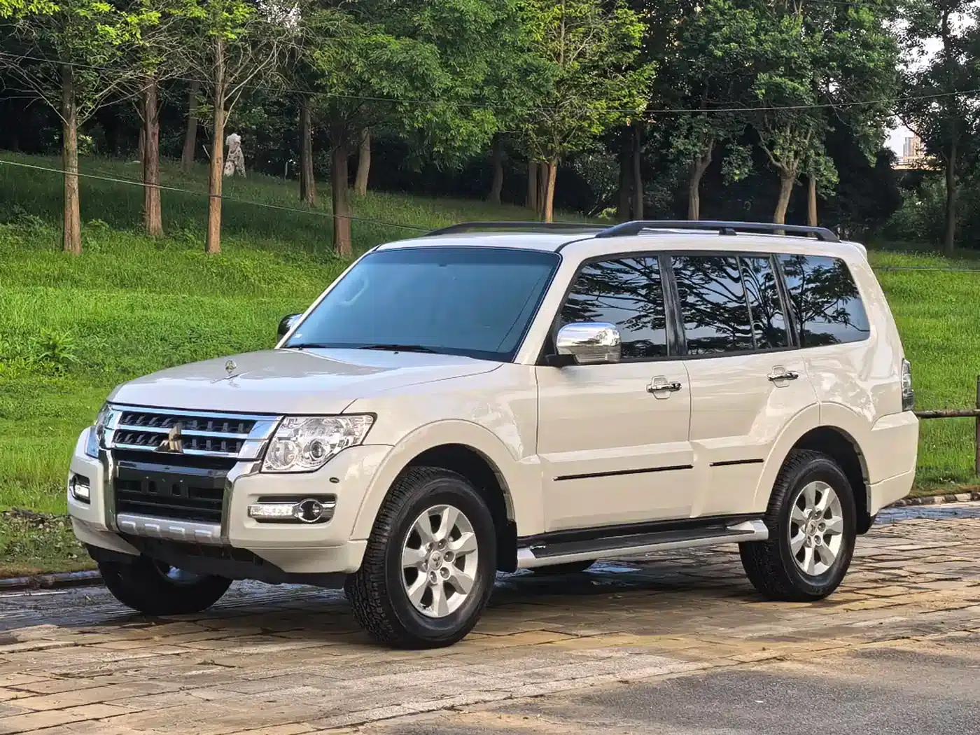2020 Pajero Imported 3.0L Automatic Premium Off-Road Edition — миниатюра 1