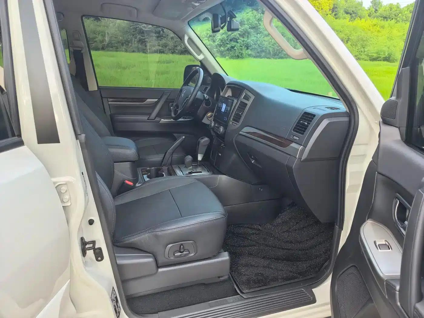 2020 Pajero Imported 3.0L Automatic Premium Off-Road Edition — миниатюра 13