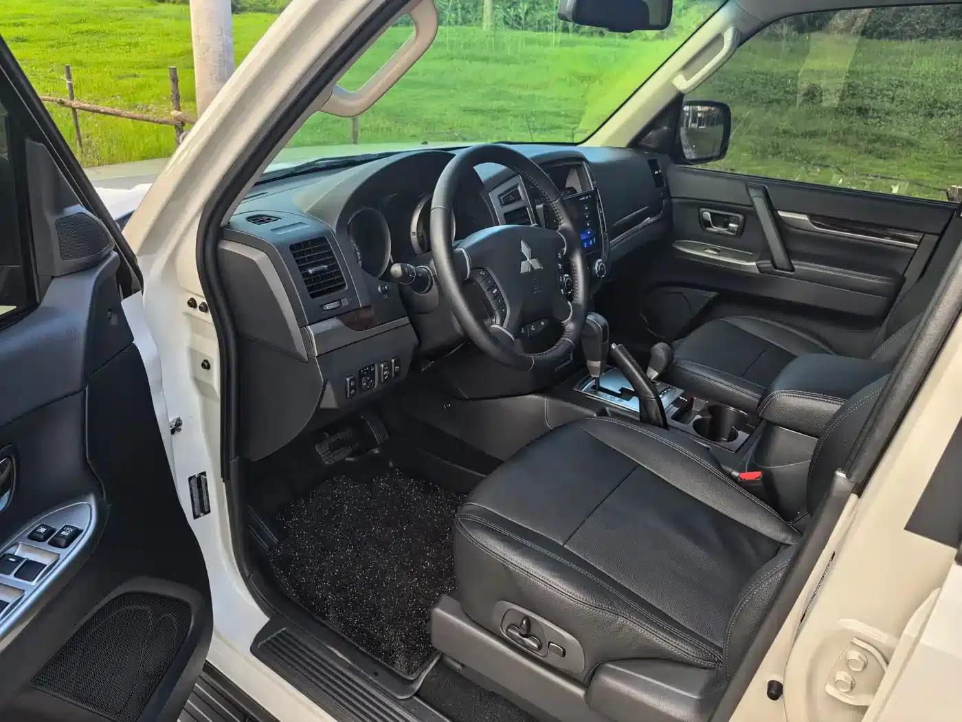 2020 Pajero Imported 3.0L Automatic Premium Off-Road Edition — миниатюра 9