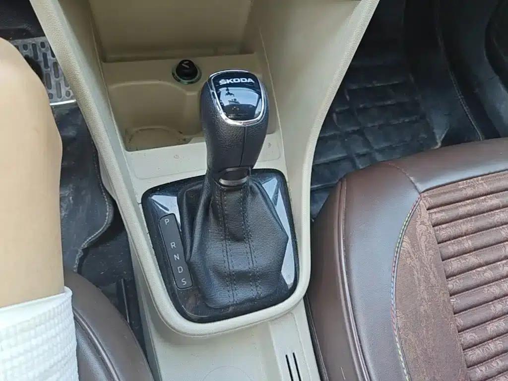 Rapid 2015 1.6L Automatic Smart Selection Model — миниатюра 14