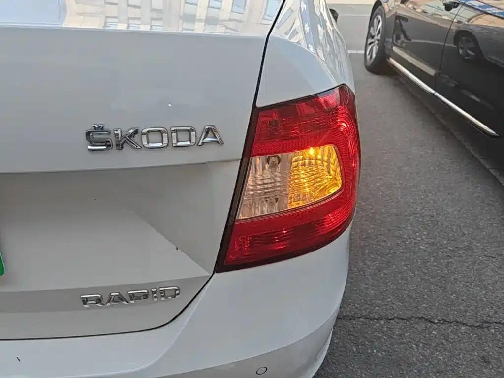 Rapid 2015 1.6L Automatic Smart Selection Model — миниатюра 8