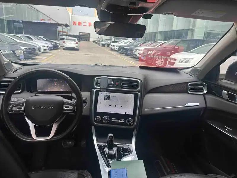 Lynk & Co 01 2017 2.0T AWD Pro Edition — миниатюра 10