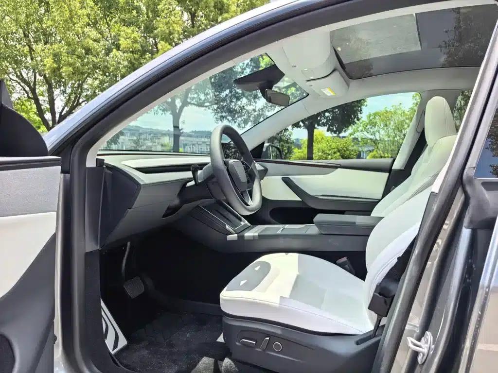 Model Y 2025 Rear-Wheel Drive — миниатюра 2