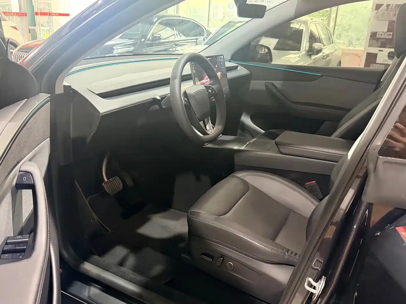 Model Y 2025 Rear-Wheel Drive — миниатюра 3