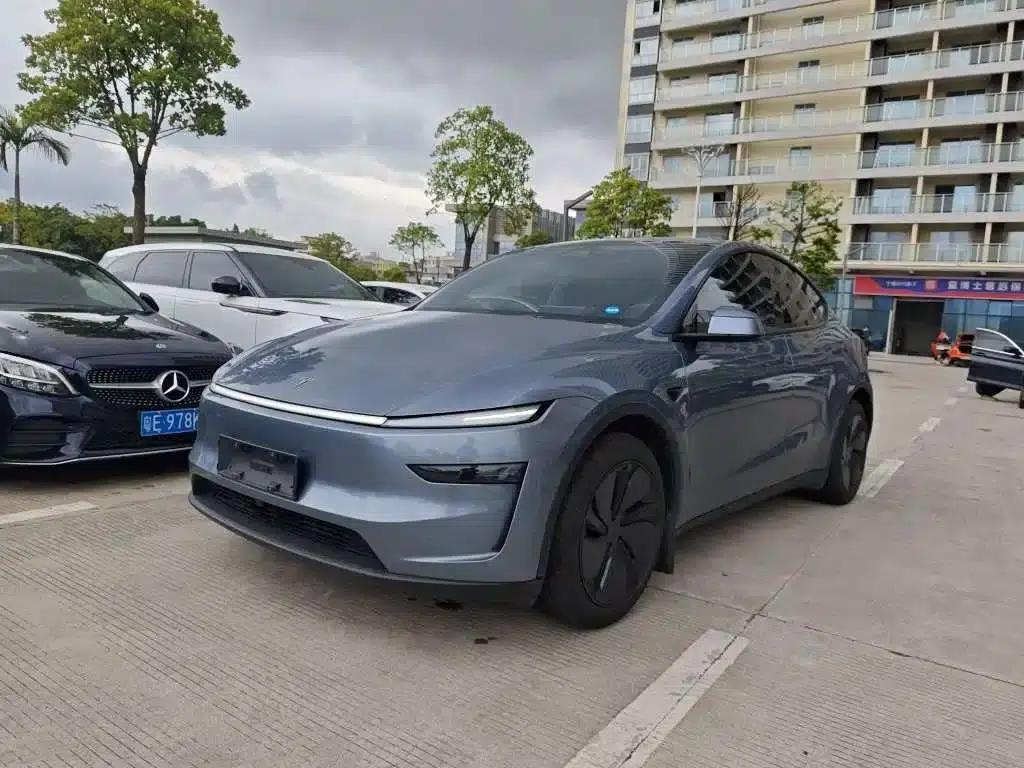 Model Y 2025 Rear-Wheel Drive — миниатюра 1