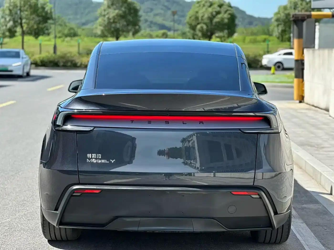 Model Y 2025 Rear-Wheel Drive — миниатюра 8
