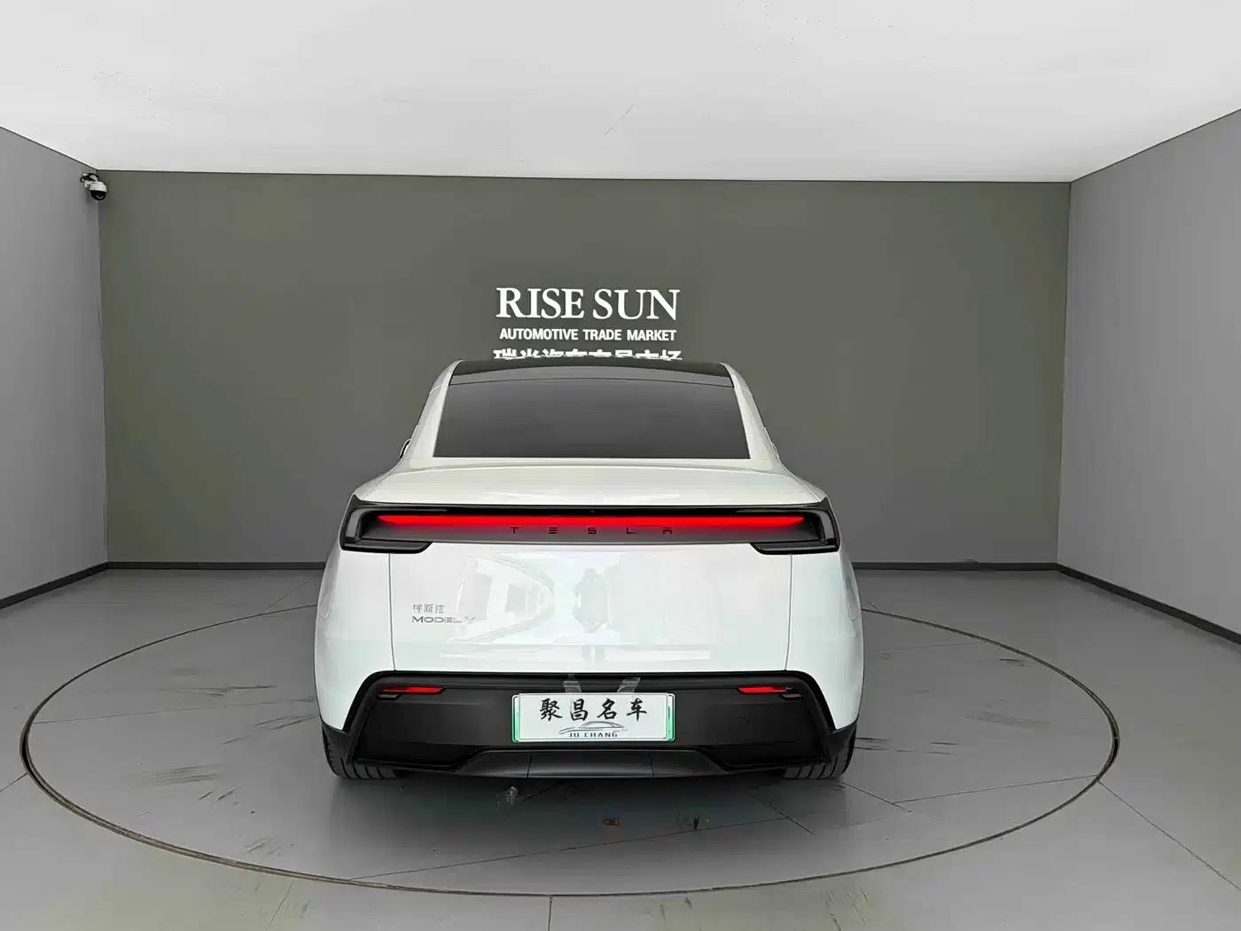 Model Y 2025 Long Range All-Wheel Drive — миниатюра 10
