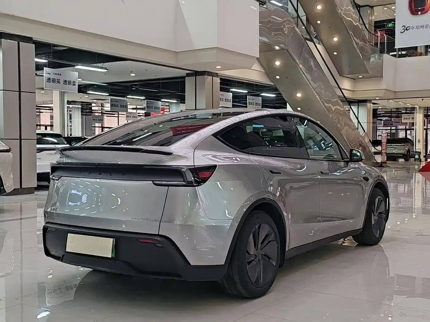 Model Y 2025 Rear-Wheel Drive — миниатюра 8