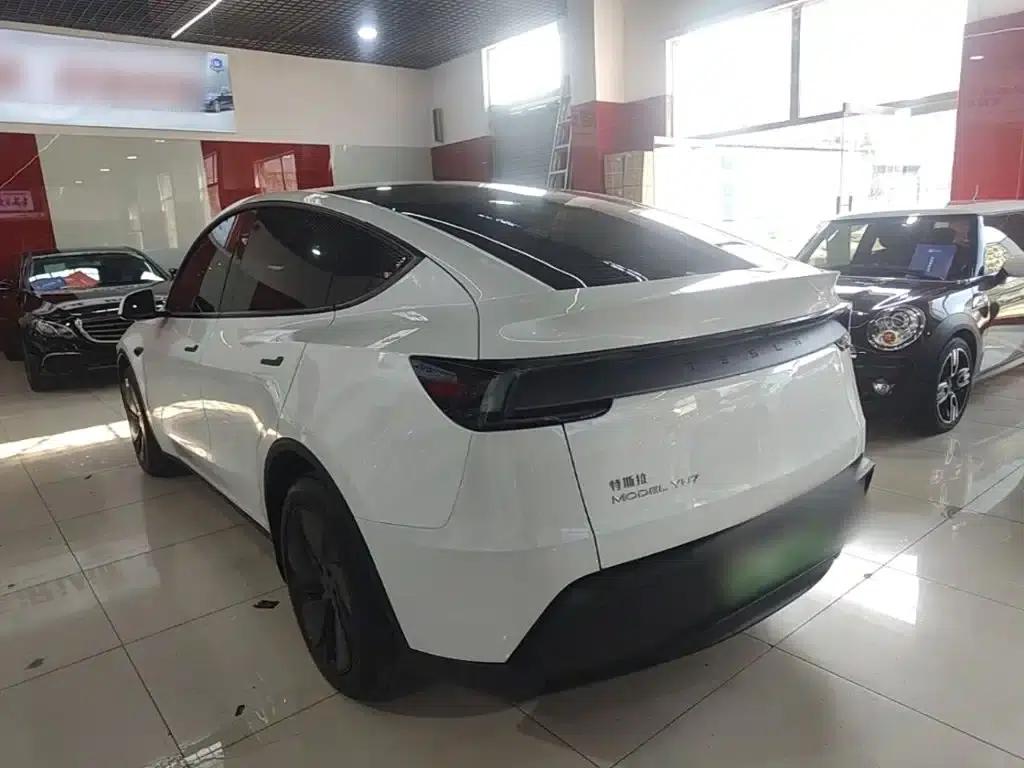 Model Y 2025 Rear-Wheel Drive — миниатюра 5
