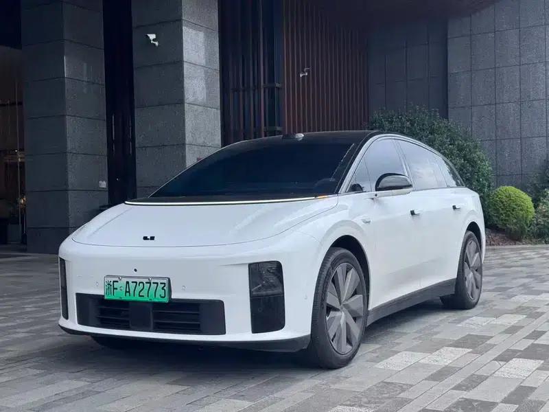 Li Auto i6 2025 Two-Wheel Drive Standard Edition — миниатюра 1