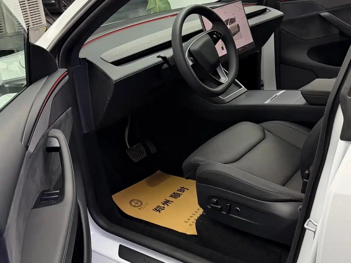 Model Y L 2025 Long Range All-Wheel Drive — миниатюра 6
