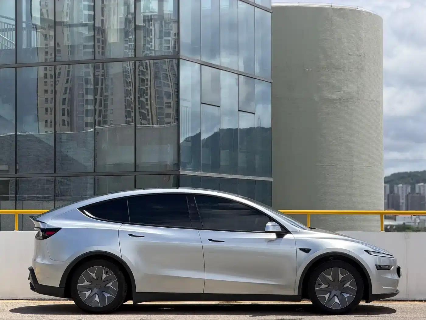Model Y L 2025 Long Range All-Wheel Drive — миниатюра 8