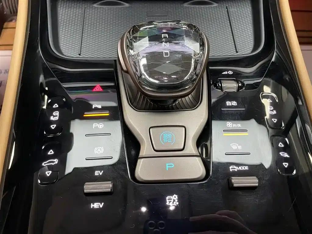 Denza D9 2022 DM-i 970 AWD Flagship Edition — миниатюра 22