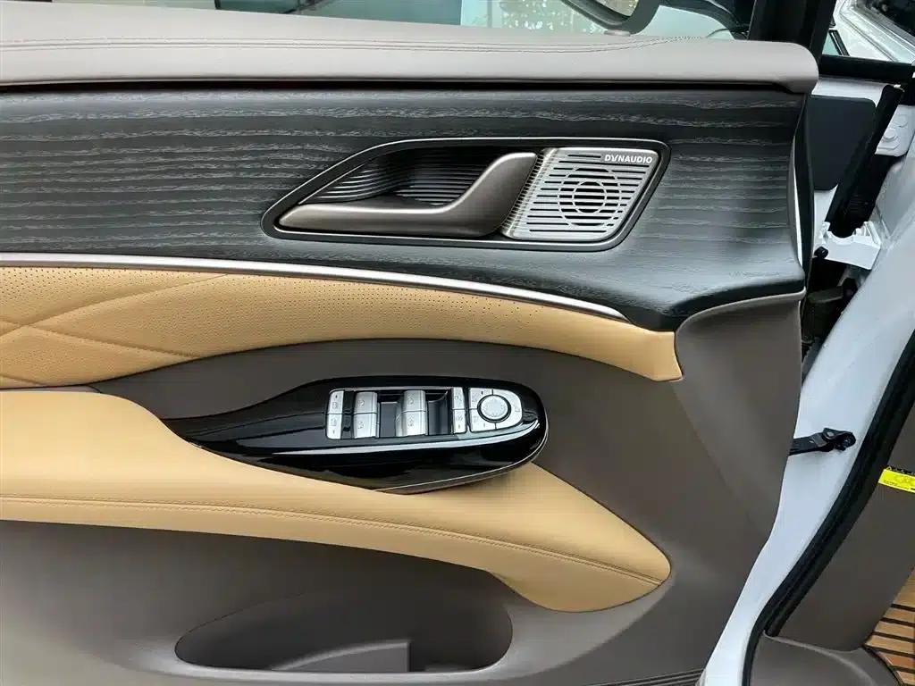 Denza D9 2022 DM-i 970 AWD Flagship Edition — миниатюра 7