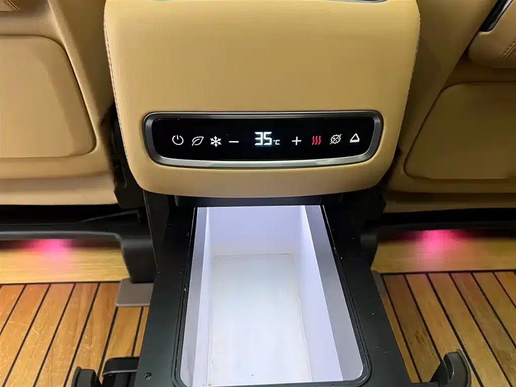 Denza D9 2024 DM-i 970 Luxury Edition — миниатюра 13