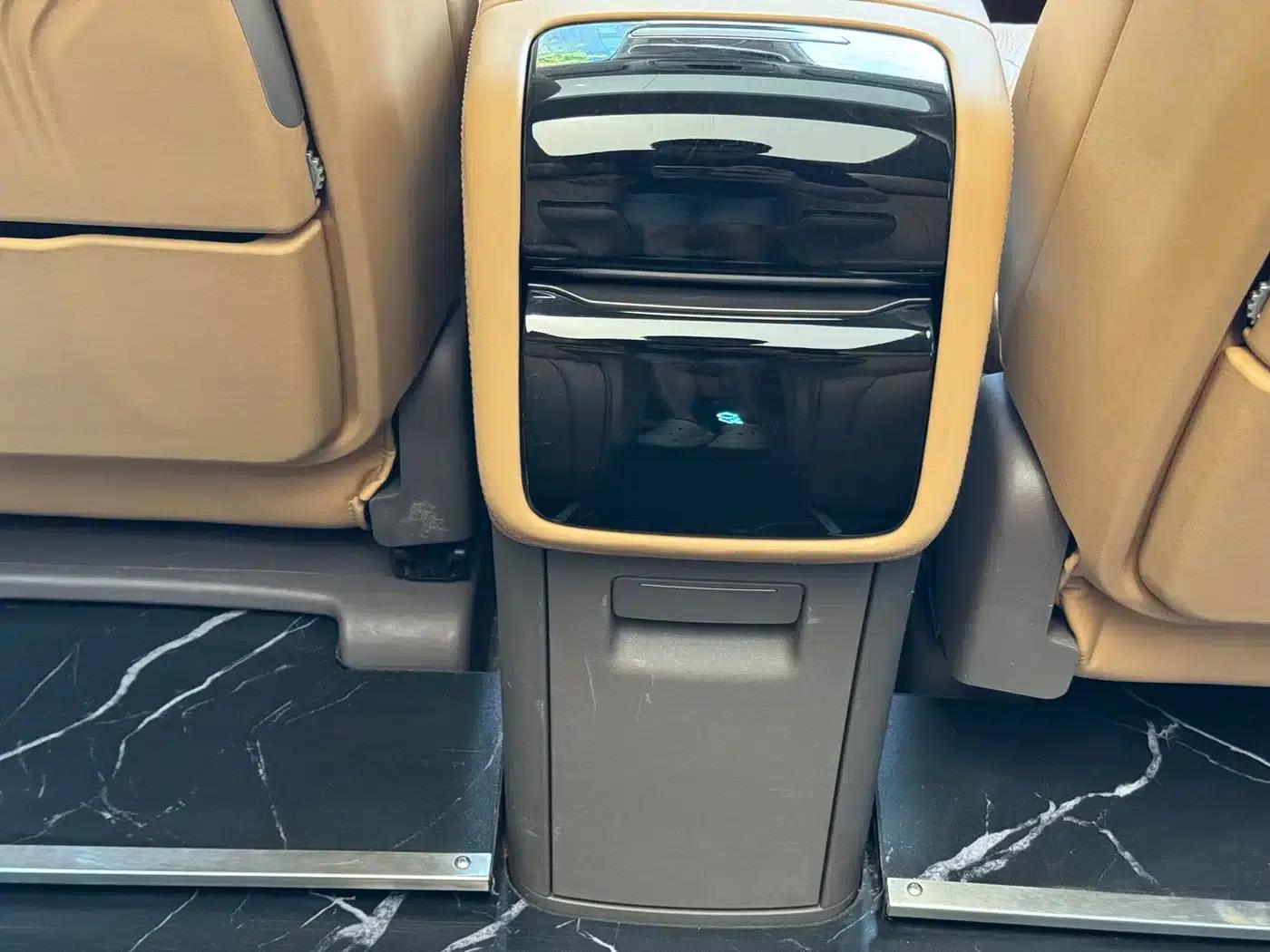 Denza D9 2022 DM-i 970 AWD Flagship Edition — миниатюра 18