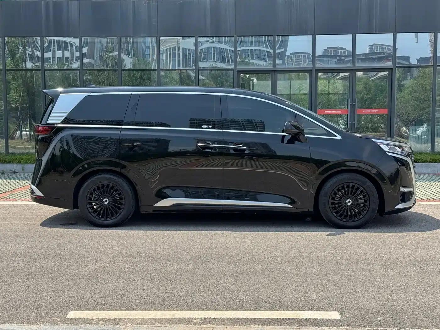 Denza D9 2022 DM-i 970 AWD Flagship Edition — миниатюра 31