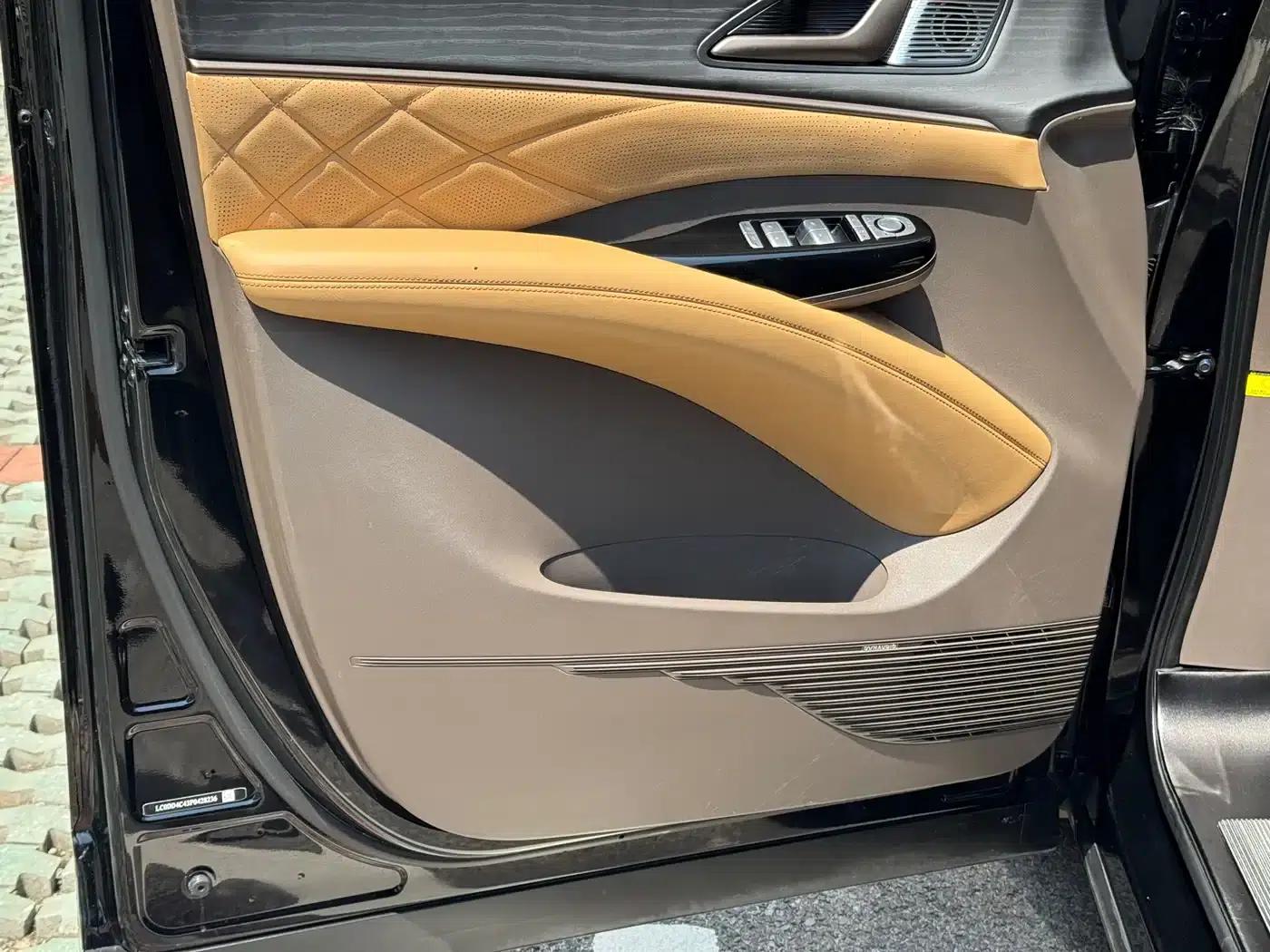 Denza D9 2022 DM-i 970 AWD Flagship Edition — миниатюра 9