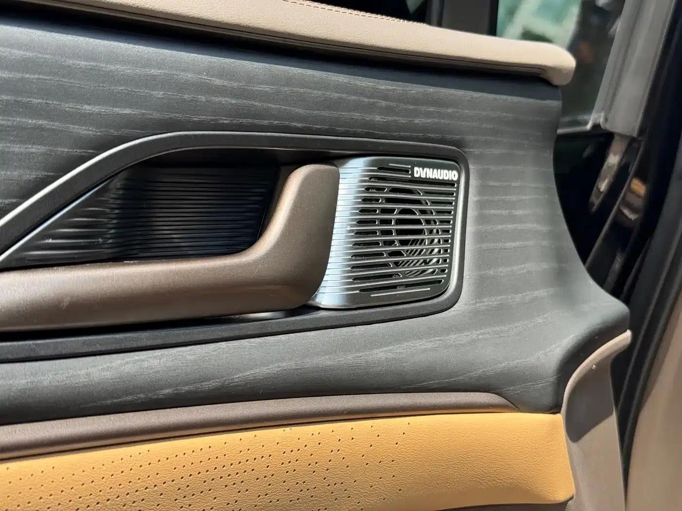 Denza D9 2022 DM-i 970 AWD Flagship Edition — миниатюра 10