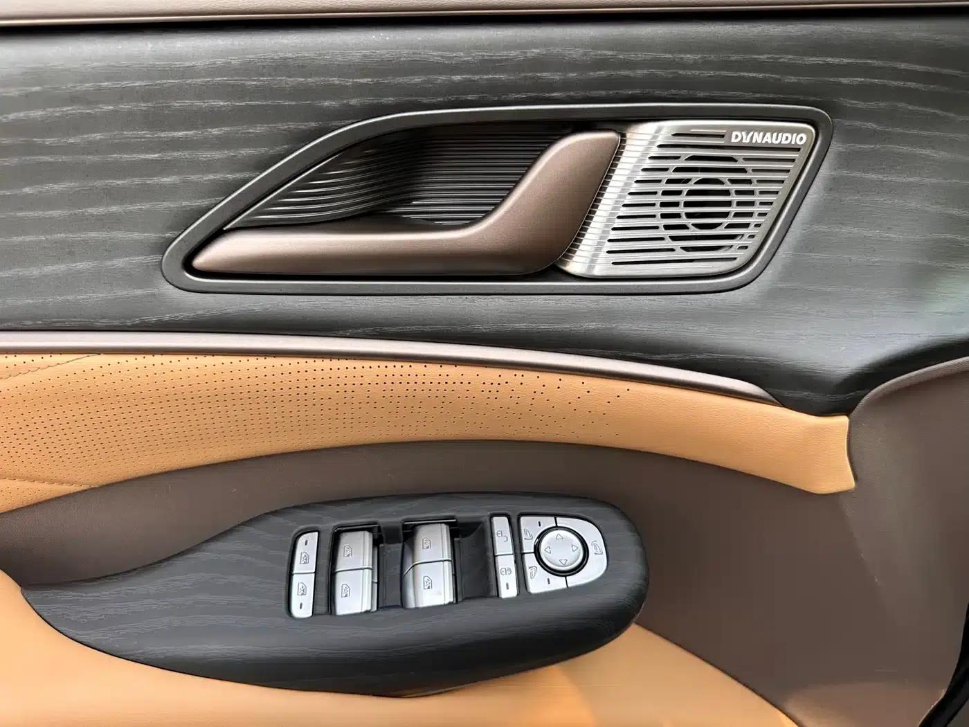Denza D9 2024 DM-i 980 AWD Flagship — миниатюра 15
