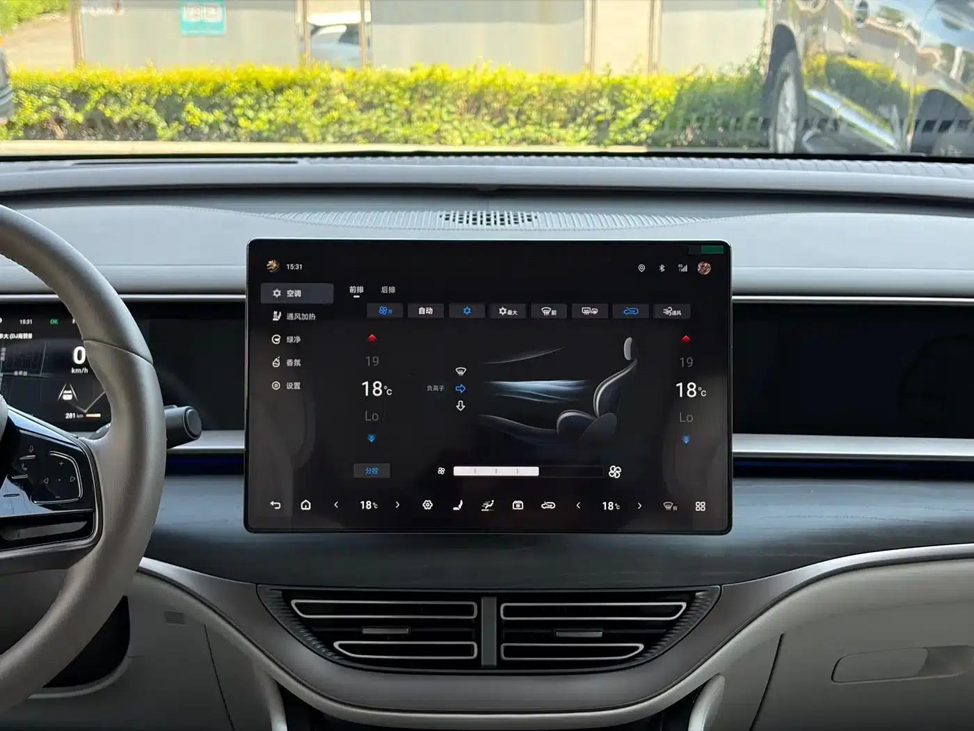 Denza D9 2022 DM-i 970 AWD Flagship Edition — миниатюра 13