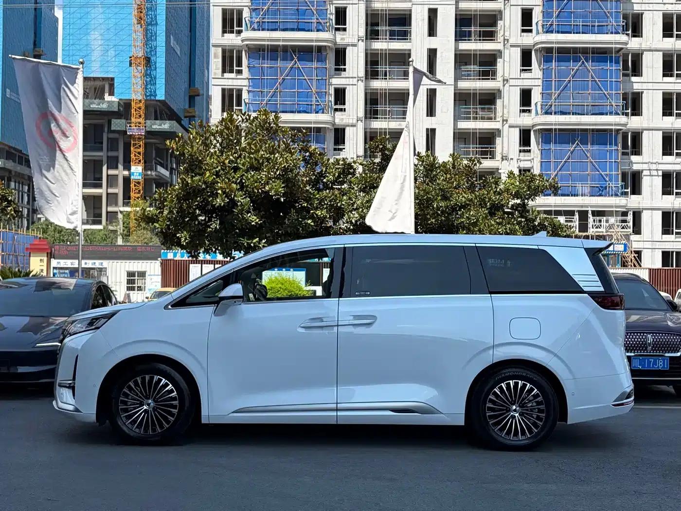 Denza D9 2022 DM-i 970 AWD Flagship Edition — миниатюра 3