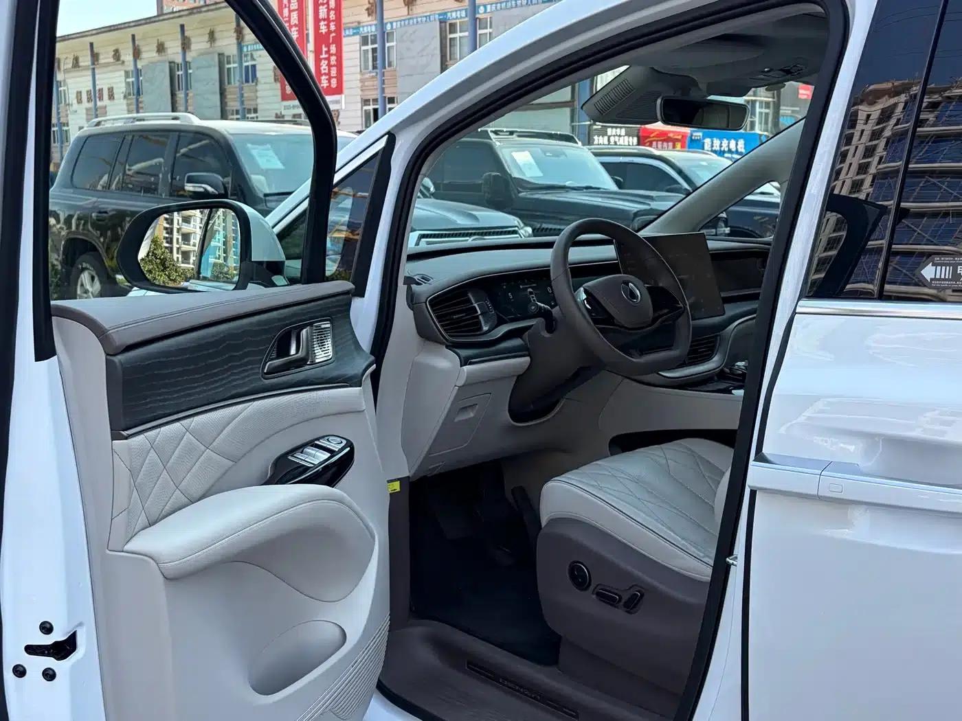 Denza D9 2022 DM-i 970 AWD Flagship Edition — миниатюра 7